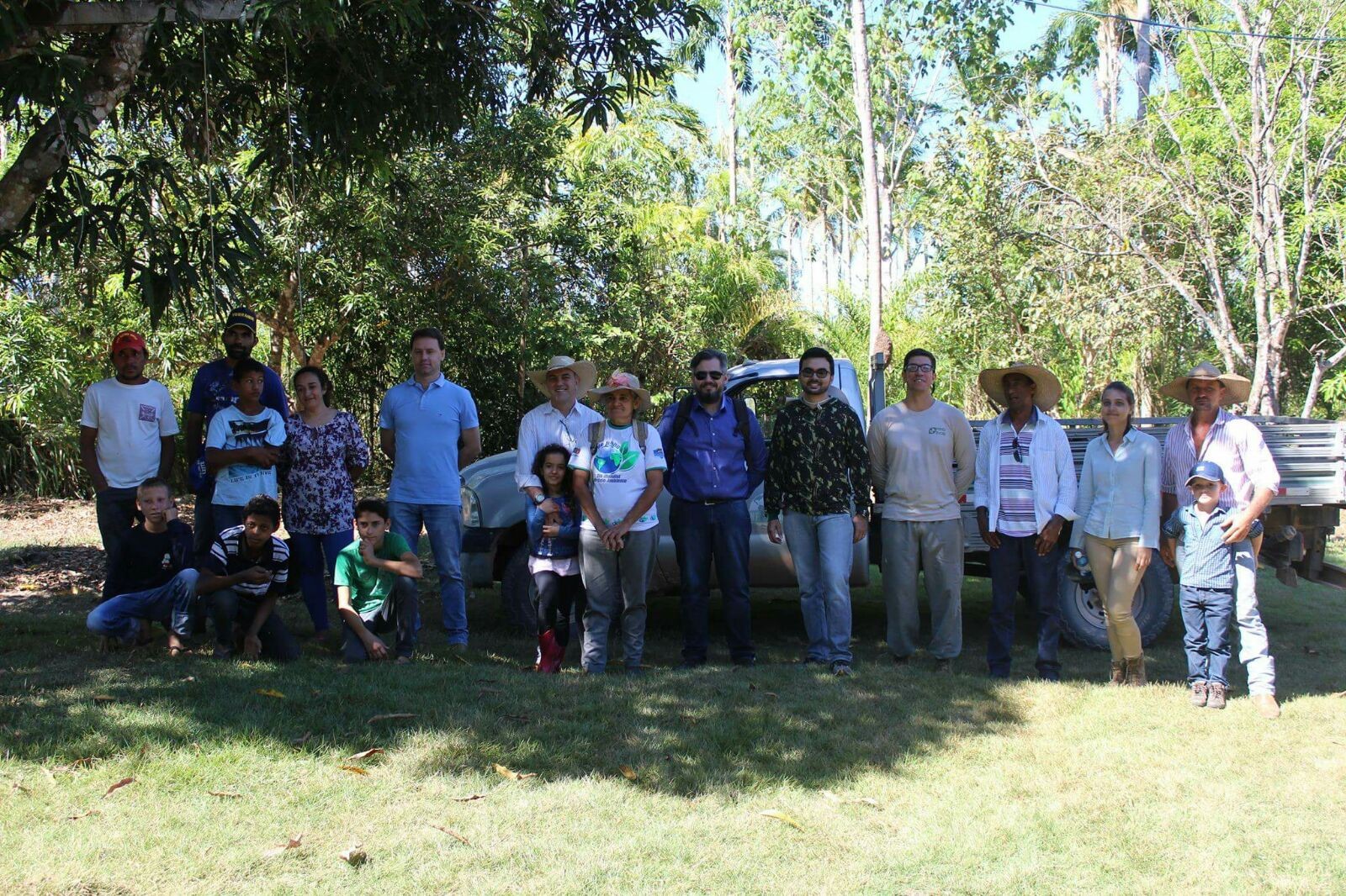 Equipe de voluntários comprometidos com a recuperação ambiental em Cotriguaçu, MT (Foto: do Projeto Reflorestamento Afirmativo).