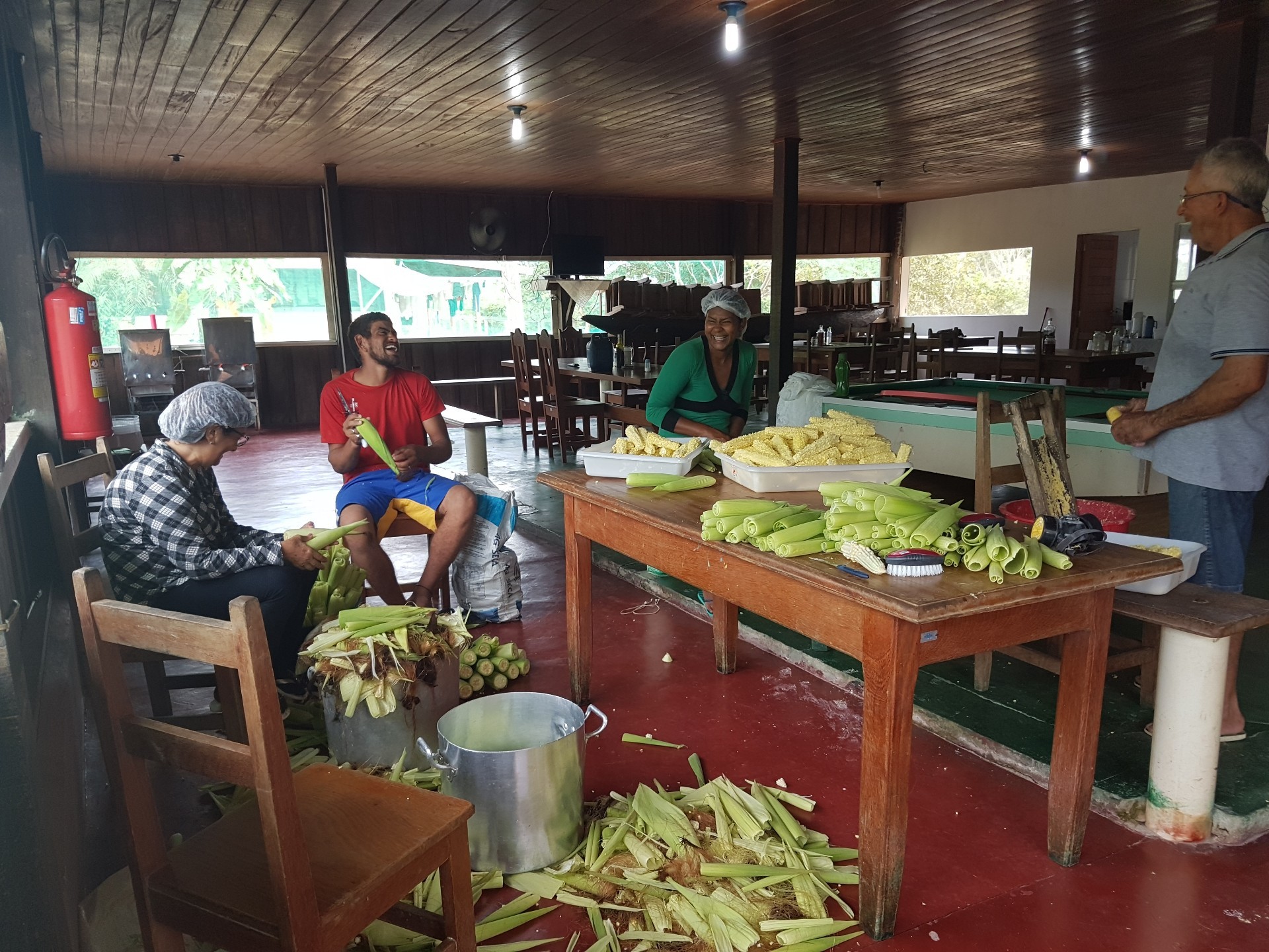 Equipe da Fazenda prepara o milho para fazer a pamonha (Foto: Alan Bernardes)